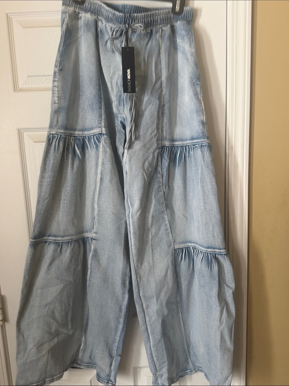Fashion Nova Goin with the Flow easy fit Jeans. Tall Girl Friendly! NWT Sz Lrg